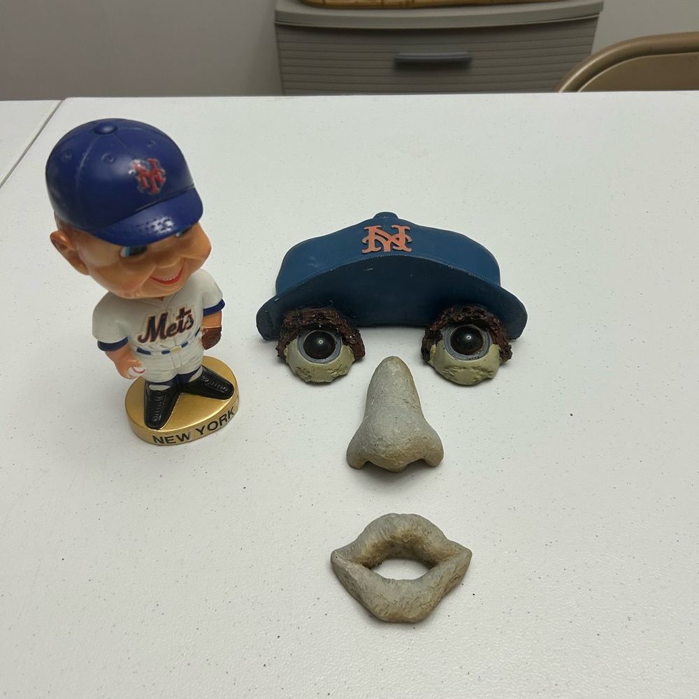 New York Mets Bobblehead and Wall Decor Set